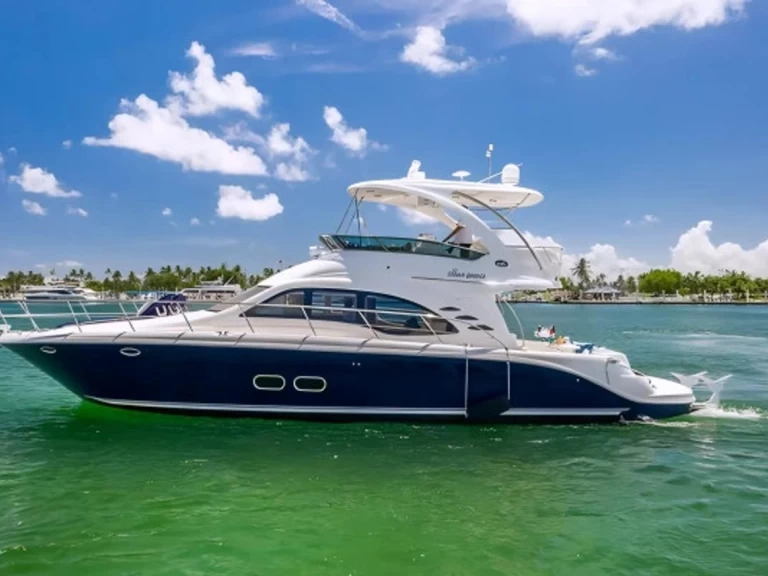 Alquiler de embarcaciones Sea Ray Sea Ray 525 Sedan Bridge enMiami Beach en Samboat