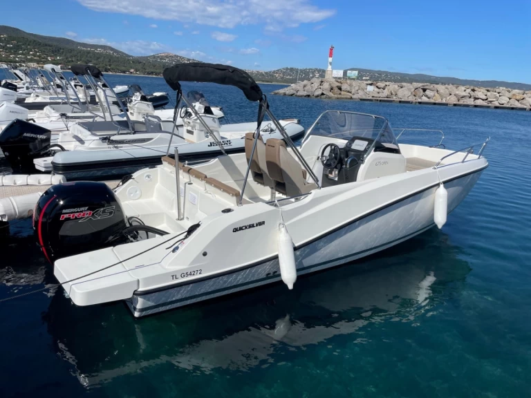 Alquiler de barcos Cavalaire-sur-Mer barato de Quicksilver 675 Activ Open
