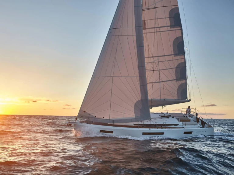 Velero para alquilar Lávrio al mejor precio