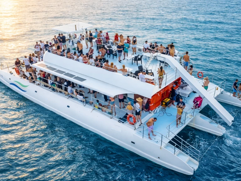 Alquiler de Custom - Trimarán 62 FT Trimaran en Coco Bay