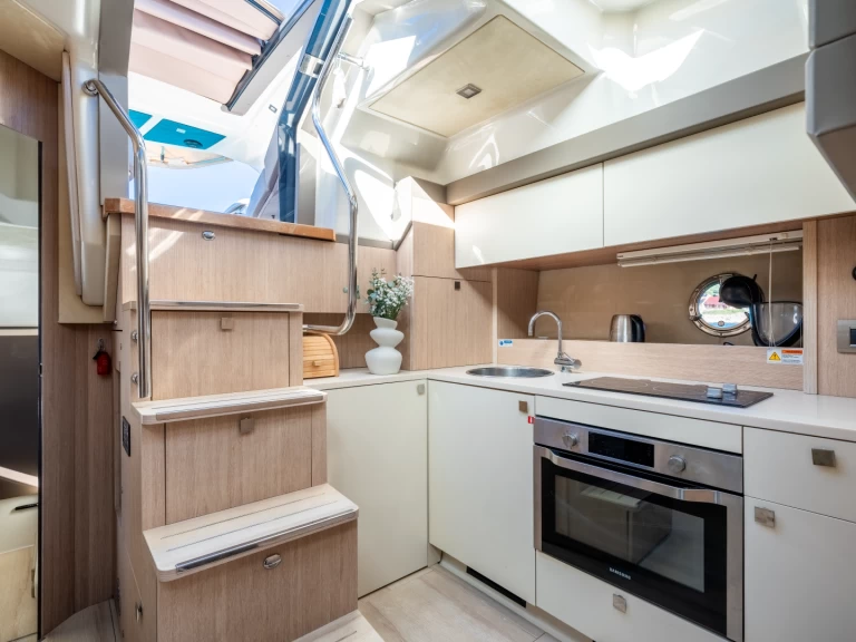 Alquiler de Cranchi Cranchi M44 HT en Kaštel Gomilica