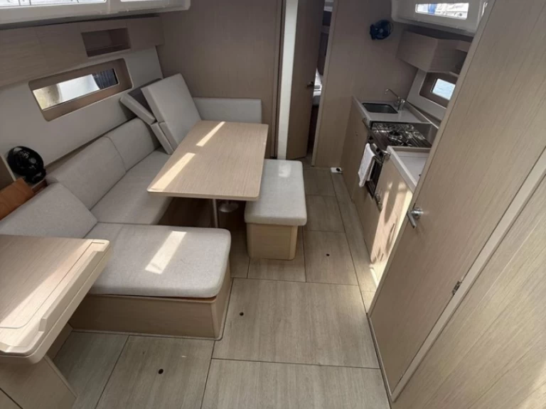 Alquiler de Bénéteau Oceanis 37.1 en Cos