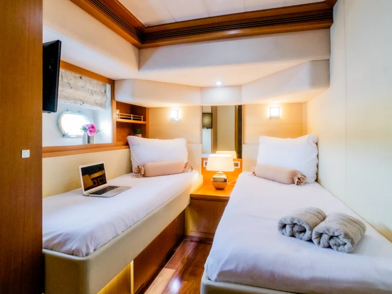 Alquiler de barcos Split barato de Ferretti 780