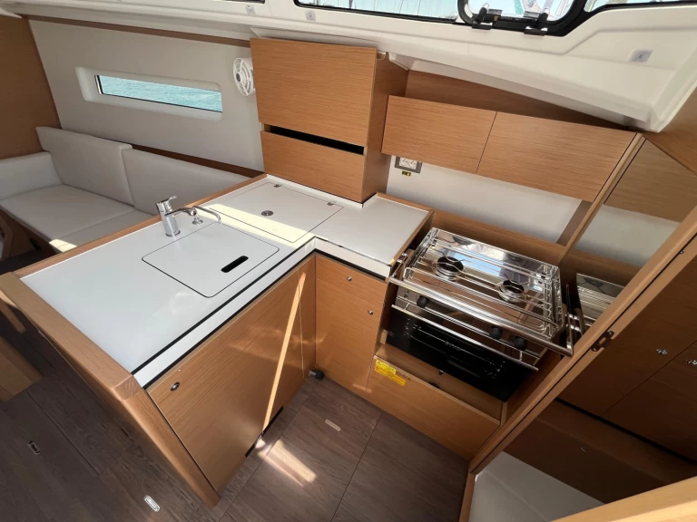 Jeanneau Sun Odyssey 350 de alquiler a Nettuno