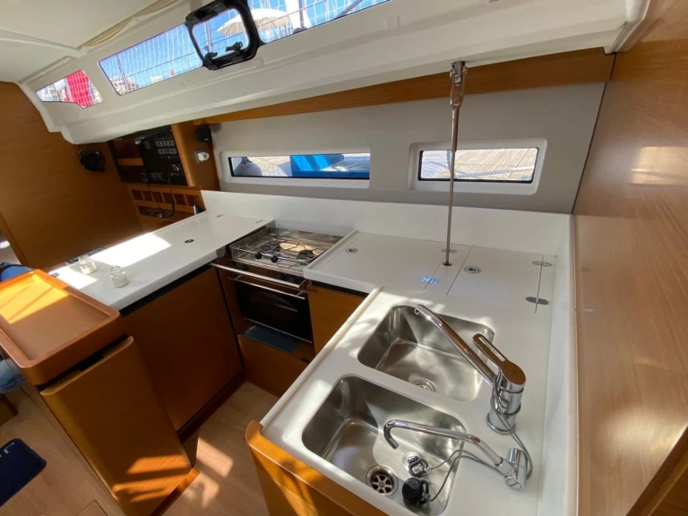 Alquiler de embarcaciones Jeanneau Sun Odyssey 440 enNettuno en Samboat