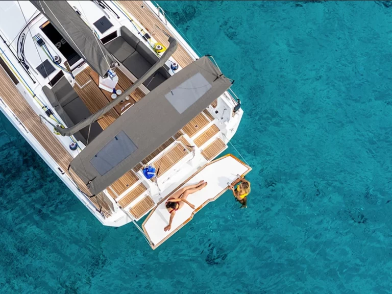 Alquiler de barcos Álimos barato de Dufour 44