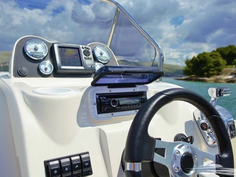 Alquiler de Quicksilver Quicksilver 675 Activ Open en Trogir