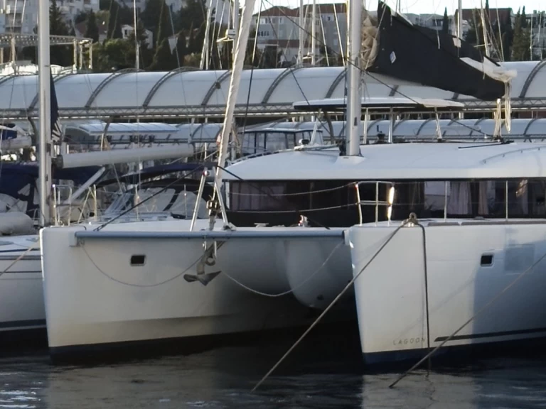 Alquiler de Lagoon Lagoon 450 Sport Top en Rogoznica