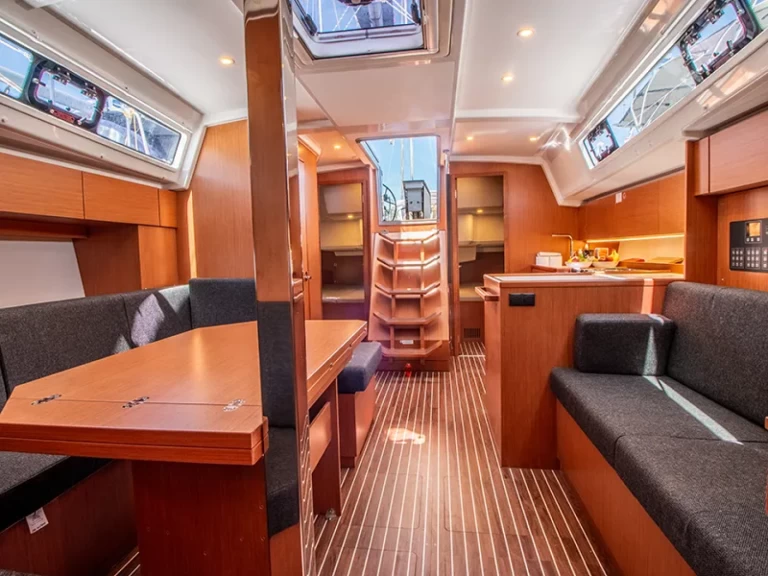 Alquiler de barcos Nikiána barato de Bavaria C42