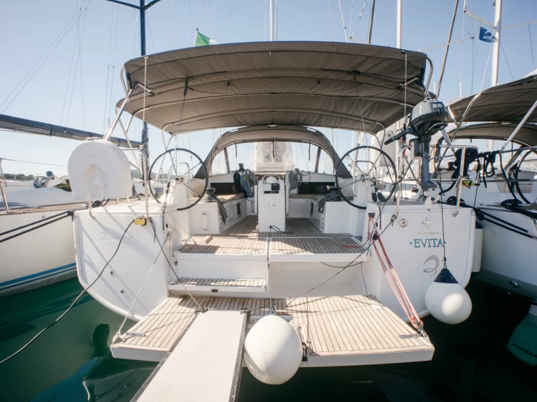 Alquiler de embarcaciones Jeanneau Sun Odyssey 490 enOlbia en Samboat