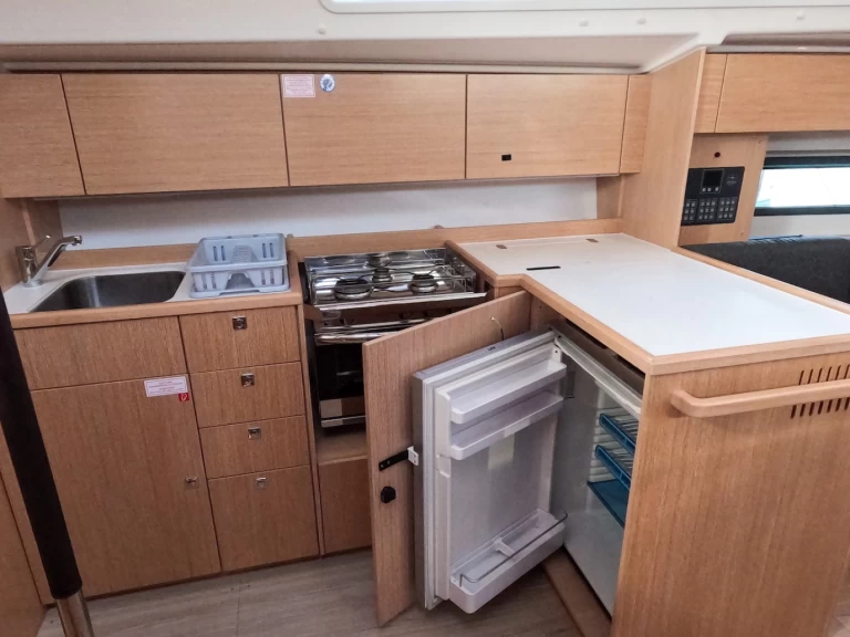 Velero para alquilar Izola al mejor precio