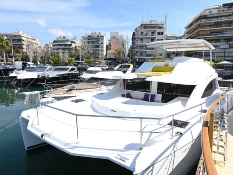 Alquiler de embarcaciones Leopard Catamarans / Robertson & Caine Leopard 51 PC - 4 + 2 cab. enNidrí en Samboat