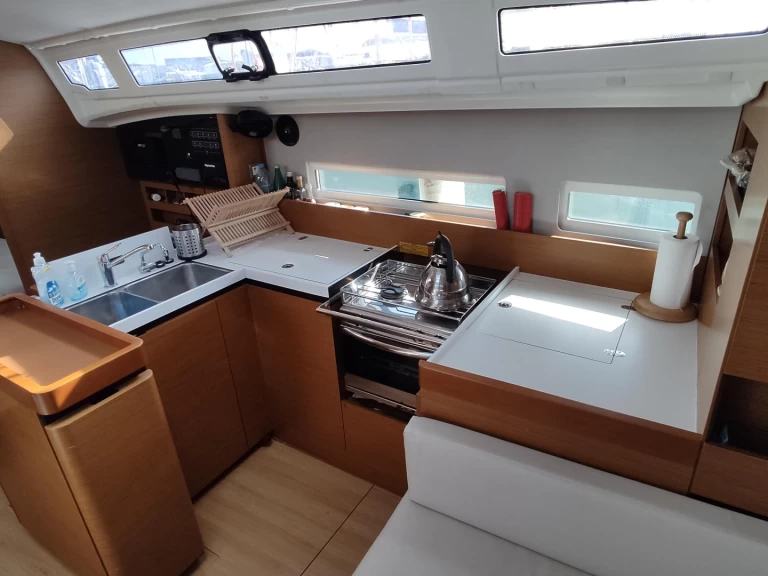 Alquiler de embarcaciones Jeanneau Sun Odyssey 410 enEl Pireo en Samboat