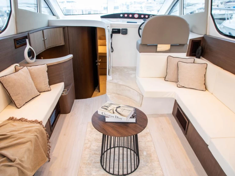 Alquiler Lancha Hatteras con o sin  título de navegación