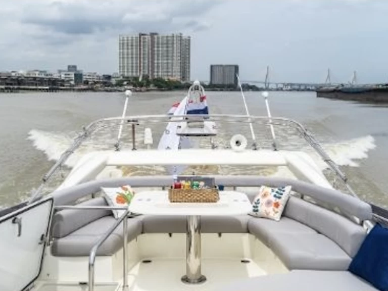 Alquiler Barco de motor Ferretti con o sin  título de navegación