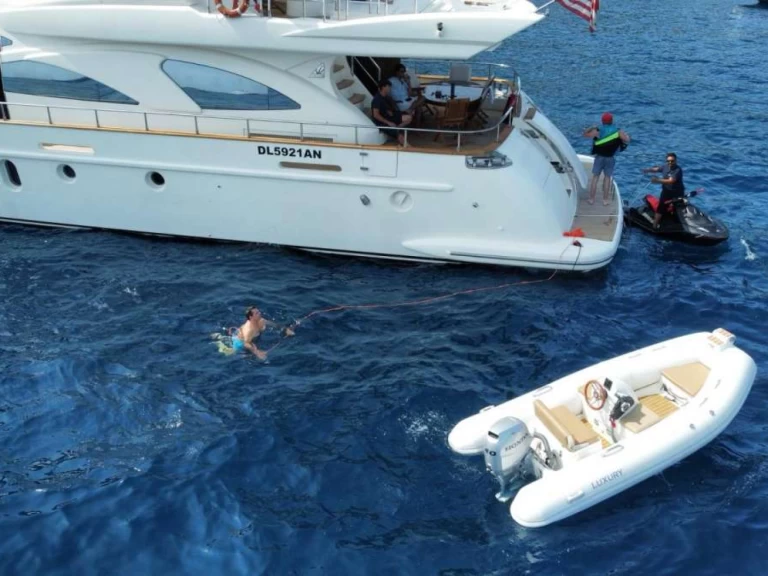 Alquiler de Azimut MINERVA en Nápoles