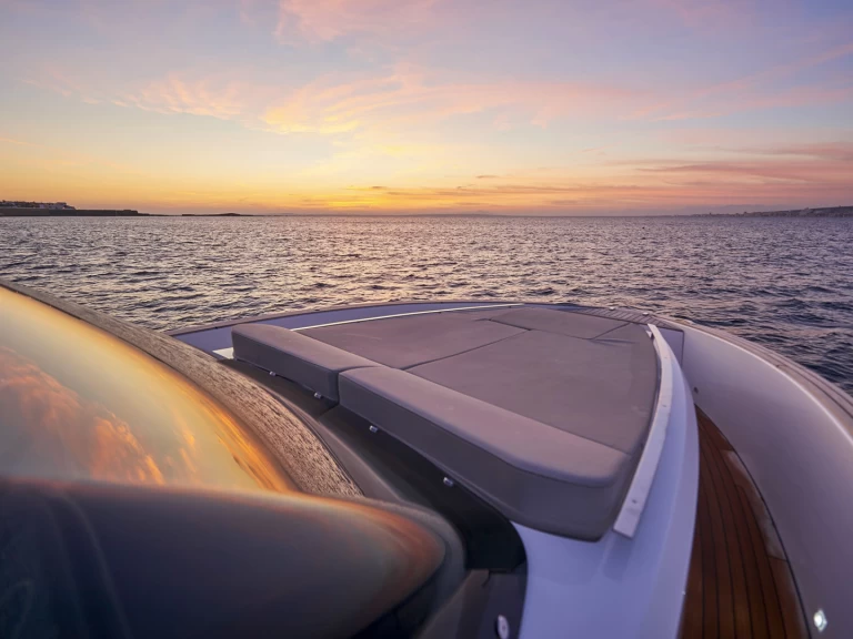 Alquiler de embarcaciones Astondoa 377 Coupe enLagos en Samboat