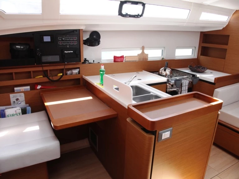 Alquiler de embarcaciones Jeanneau Sun Odyssey 410 enBenítses en Samboat