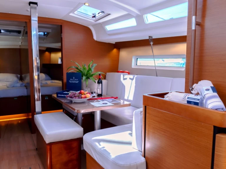 Alquiler de embarcaciones Jeanneau Sun Odyssey 440 enCos en Samboat