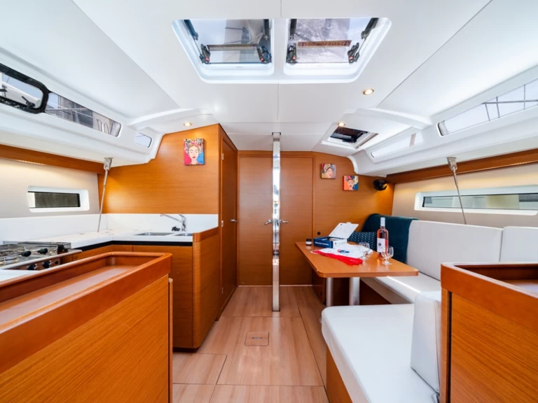 Alquiler de embarcaciones Jeanneau Sun Odyssey 440 enLávrio en Samboat