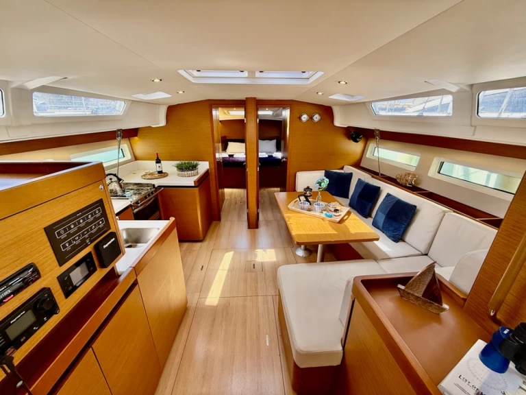 Alquiler de Velero, con o sin patrón Jeanneau Piso Livadi