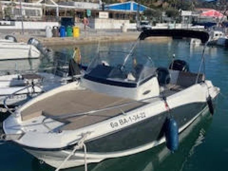 Alquiler de embarcaciones Quicksilver Activ 605 Sundeck enCastelldefels en Samboat
