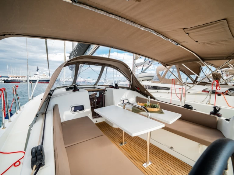 Alquiler de embarcaciones Jeanneau Sun Odyssey 380 enCos en Samboat