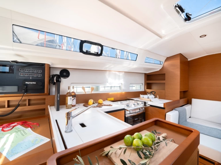 Alquiler de Velero, con o sin patrón Jeanneau Cos