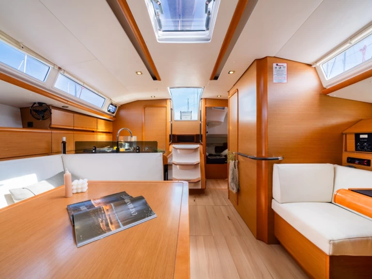 Velero para alquilar Lávrio al mejor precio