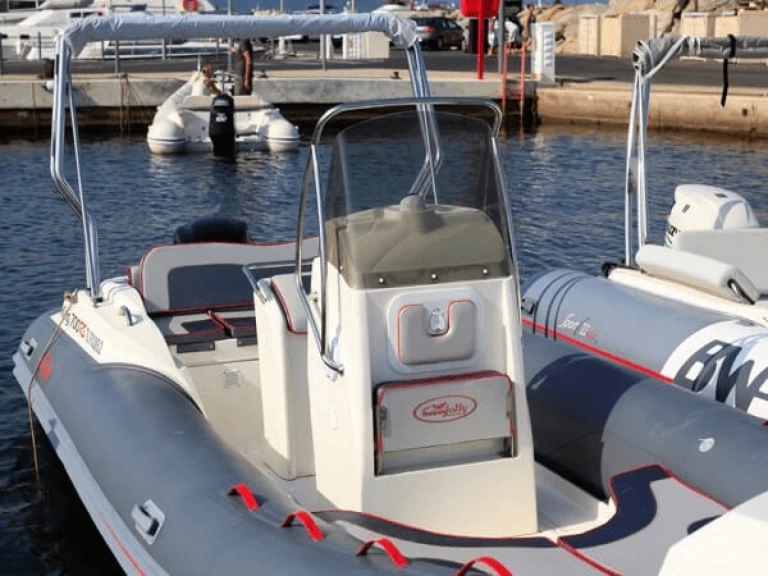 Alquiler Neumática Nuova Jolly con o sin  título de navegación