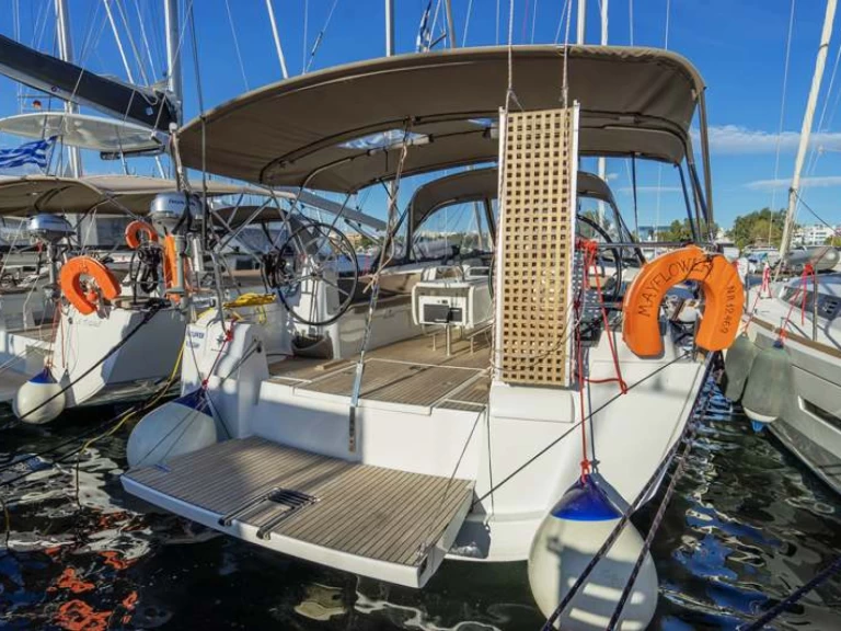 Alquiler de embarcaciones Jeanneau Sun Odyssey 519 enNéa Péramos en Samboat