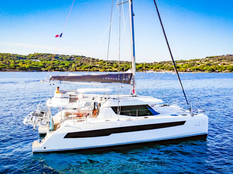 Alquiler de embarcaciones Leopard Catamarans / Robertson & Caine Leopard 45 enToulon en Samboat