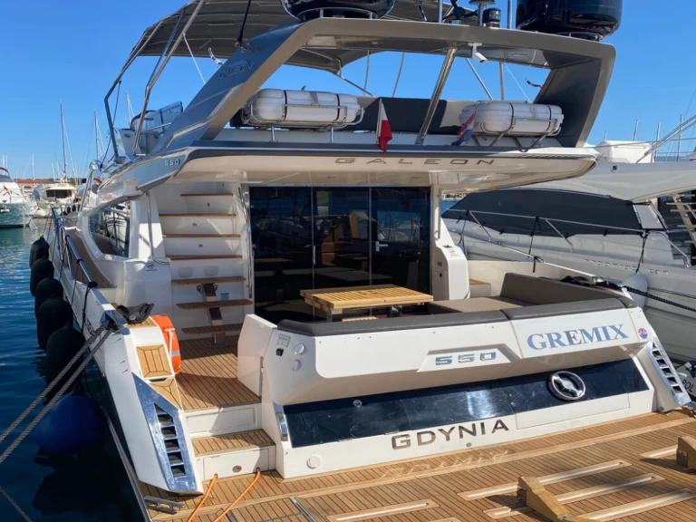 Galeon Galeon 550 Fly de alquiler a Šibenik