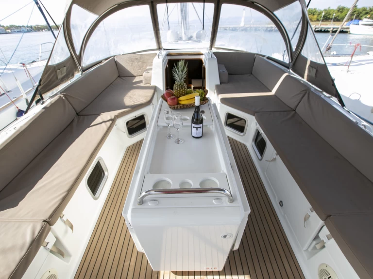 Alquiler de Velero, con o sin patrón Jeanneau Piso Livadi