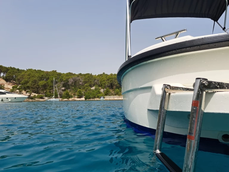 Alquiler de barcos Milna barato de Open 500