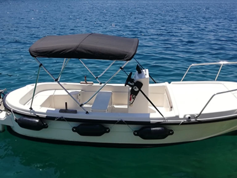 Alquiler de embarcaciones Betina Open 500 enMilna en Samboat