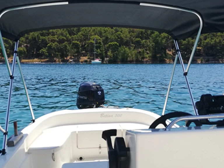 Lancha para alquilar Milna al mejor precio