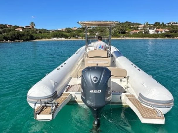 Alquiler de  Capelli 900 Sun 250 HP en Poltu Quatu