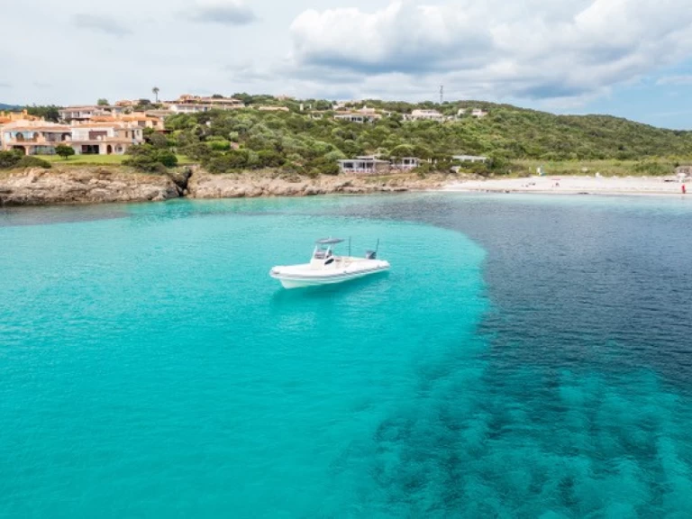 Alquiler de  Capelli 900 Open 300 HP en Poltu Quatu