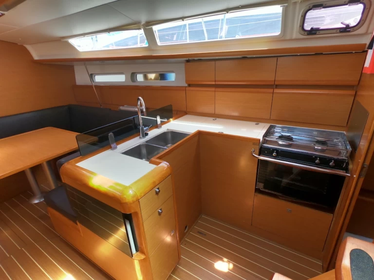 Alquiler de embarcaciones Jeanneau Sun Odyssey 409 enOlbia en Samboat