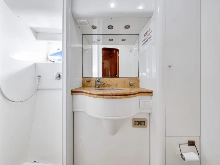 Alquiler de embarcaciones Uniesse 80 Regal  enMiami Beach en Samboat