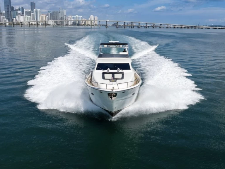 Alquiler Yate de lujo Uniesse con o sin  título de navegación