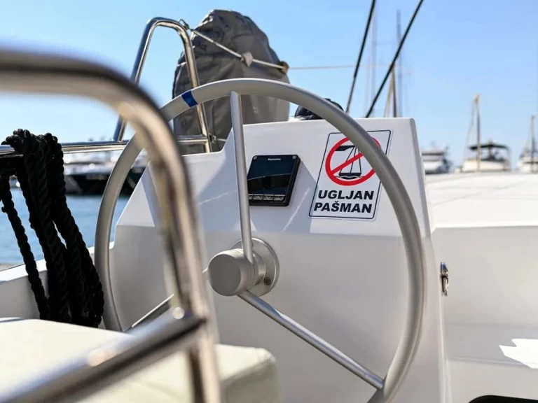 Catamarán para alquilar Ðuraševići al mejor precio