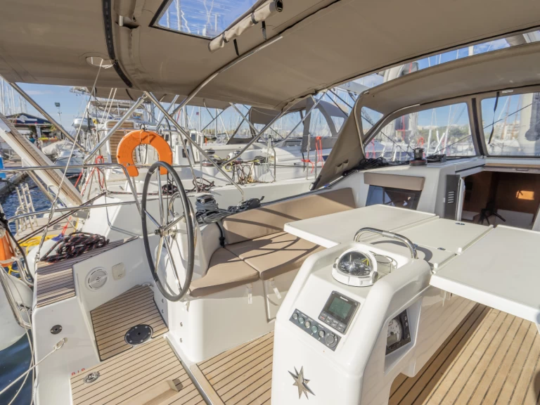 Alquiler de Jeanneau Sun Odyssey 410 en Néa Péramos