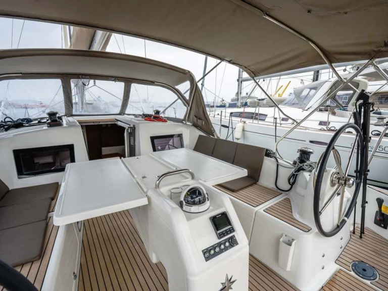 Alquiler de embarcaciones Jeanneau Sun Odyssey 410 enLávrio en Samboat