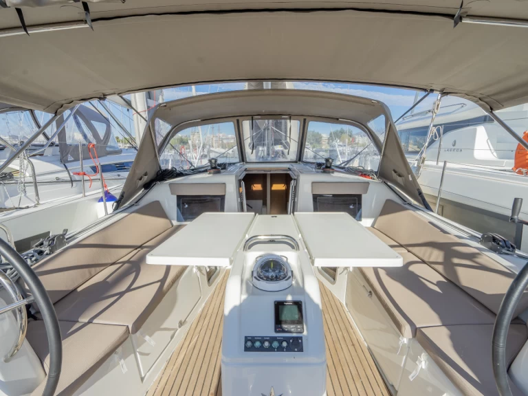 Alquiler de Jeanneau Sun Odyssey 410 en Néa Péramos