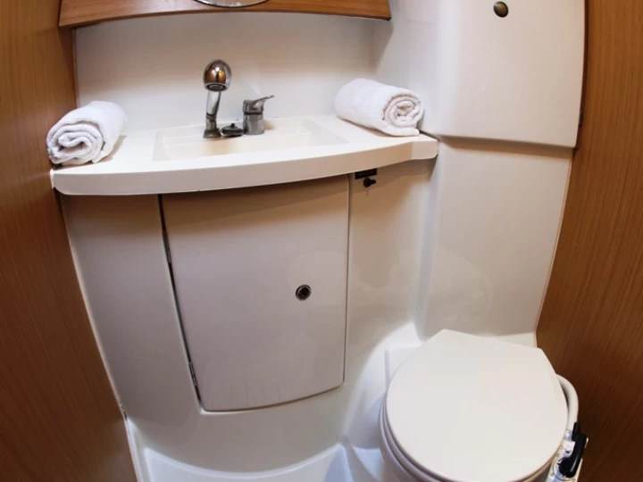 Jeanneau Sun Odyssey 42i de alquiler a Neo Klima