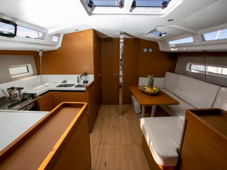 Alquiler de embarcaciones Jeanneau Sun Odyssey 440 enCos en Samboat