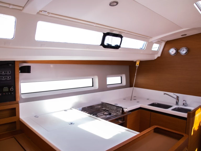 Alquiler de embarcaciones Jeanneau Sun Odyssey 440 enNidrí en Samboat