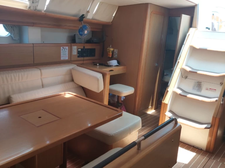 Alquiler de embarcaciones Jeanneau Sun Odyssey 49i enNéa Péramos en Samboat